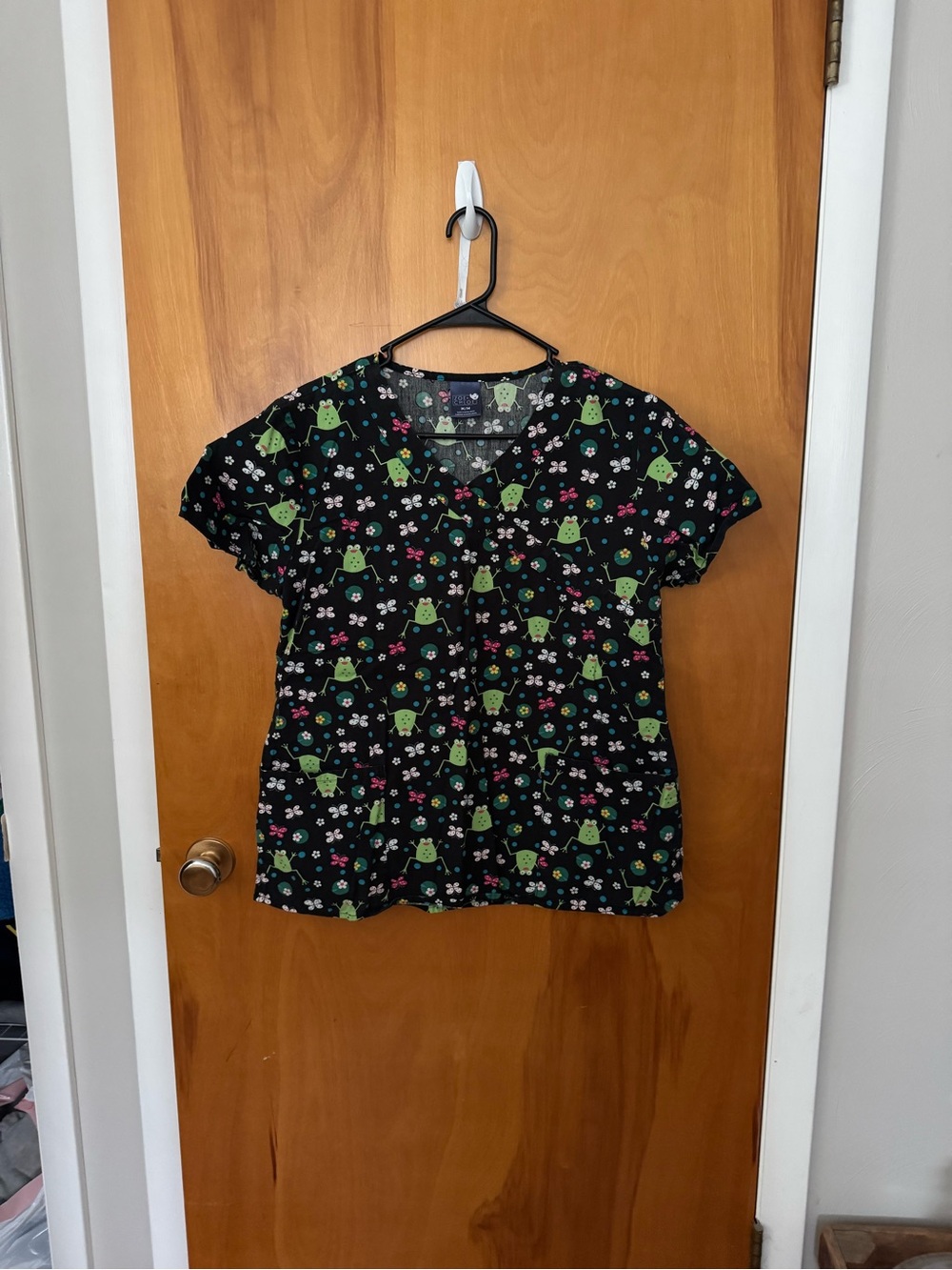 Zoe + Chloe Black Scrub Top with Green Frog Print Medium